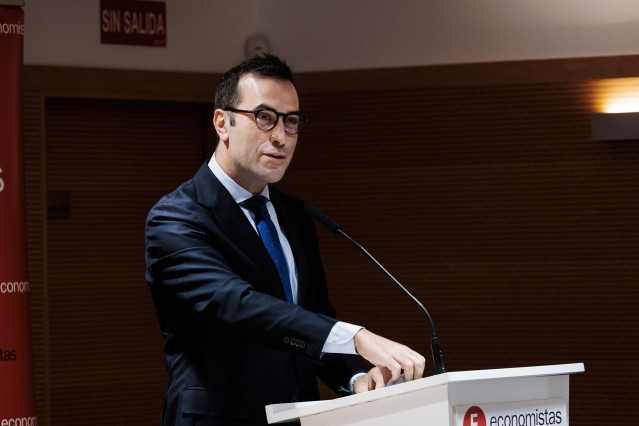 El ministro de Economía, Comercio y Empresa, Carlos Cuerpo, interviene durante una conferencia sobre crecimiento equilibrado y sostenible, en la sede del Consejo General de Economistas, a 12 de septiembre de 2024, en Madrid (España). El encuentro se ha ce