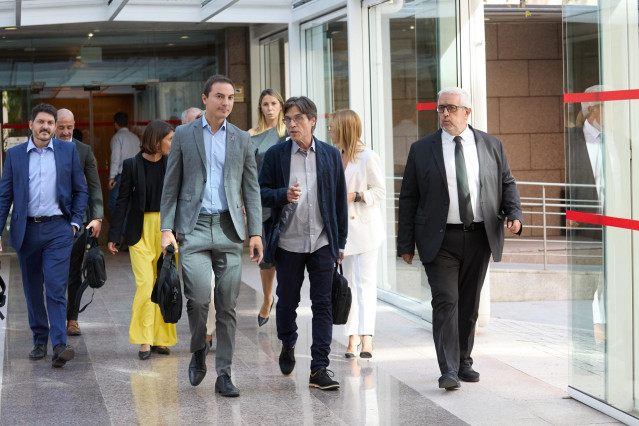 El secretario general del PSOE-M, Juan Lobato, a su llegada a la primera sesión del Debate del Estado de la Región en la Asamblea de Madrid, a 12 de septiembre de 2024, en Madrid (España).