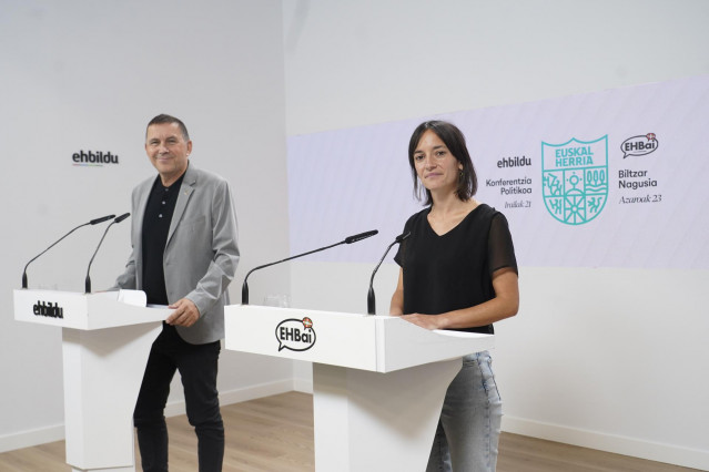 El coordinador general de EH Bildu, Arnaldo Otegi, y la portavoz de EH Bai, Mathilde Hary, en una rueda de prensa en San Sebastián