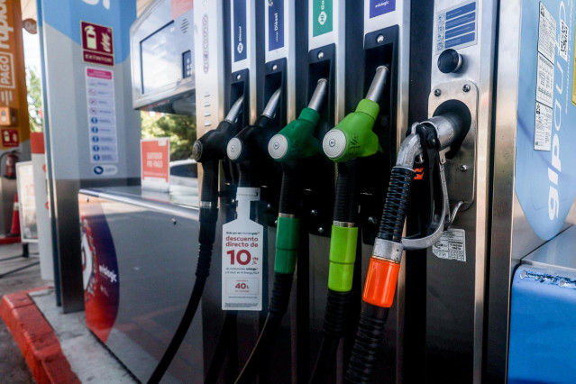 Varios surtidores en una gasolinera