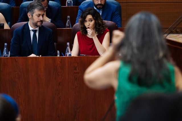Archivo - Imagen de recurso de la presidenta de la Comunidad de Madrid, Isabel Díaz Ayuso, siendo interpelada por la portavoz de Más Madrid en la Asamblea, Manuela Bergerot (en primer plano desenfocada).