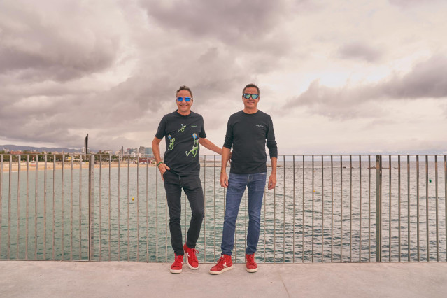 Sergio y Javier Torres en el Port Olímpic de Barcelona, donde prevén abrir 