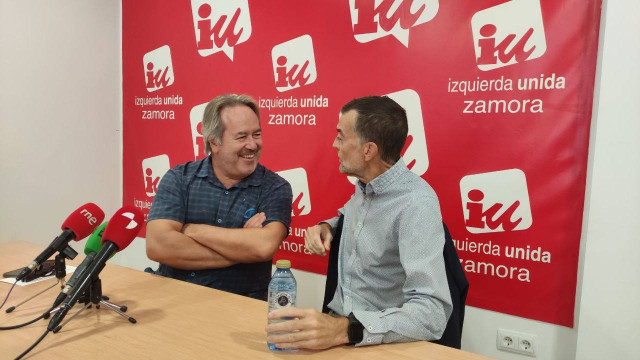 Antonio Maíllo y el alcalde de Zamora, Francisco Guarido, al inicio de la rueda de prensa