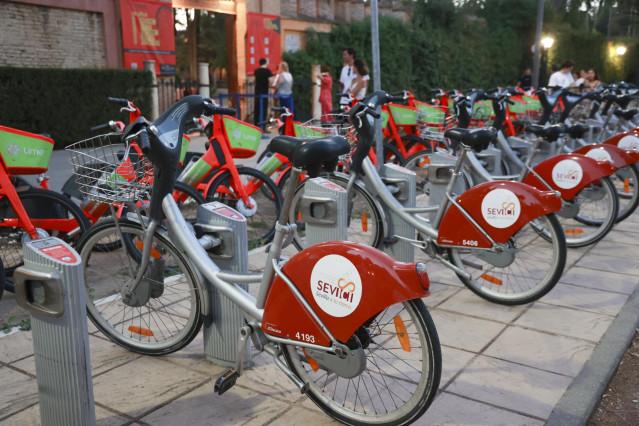 Archivo - Bicicletas municipales en el centro de Sevilla