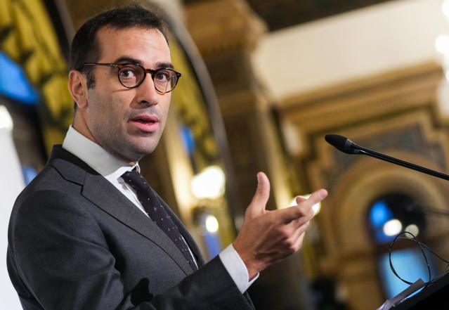 Archivo - El ministro de Economía, Carlos Cuerpo, este viernes en Sevilla durante su intervención en un desayuno-coloquio.