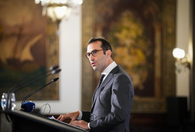 El ministro de Economía, Comercio y Empresa, Carlos Cuerpo (i), durante su intervención en un desayuno-coloquio sobre la situación de la economía en España. A 13 de septiembre de 2024, en Sevilla (Andalucía, España). El ministro de Economía, Comercio y Em