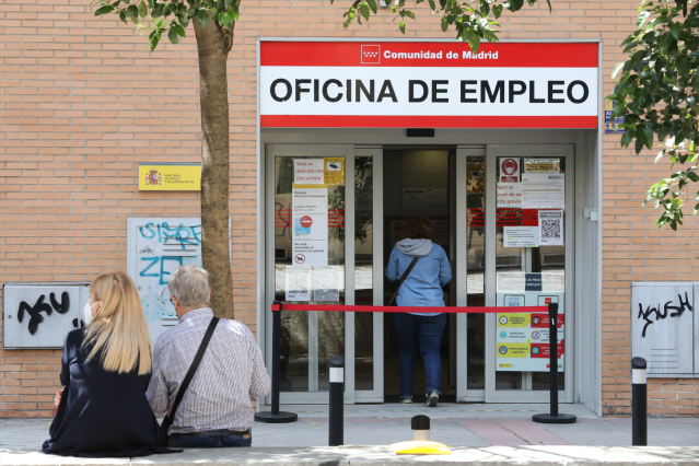 Archivo - Una mujer entrando a una oficina de empleo