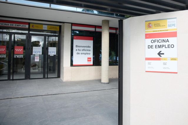 Archivo - Acceso a una oficina del SEPE.