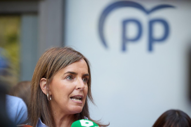 La vicesecretaria de Organización del PP, Carmen Fúnez, atiende a medios, en la puerta de la sede del PP, a 16 de agosto de 2024, en Madrid (España). La vicesecretaria de Organización del PP ha analizado la actualidad política.