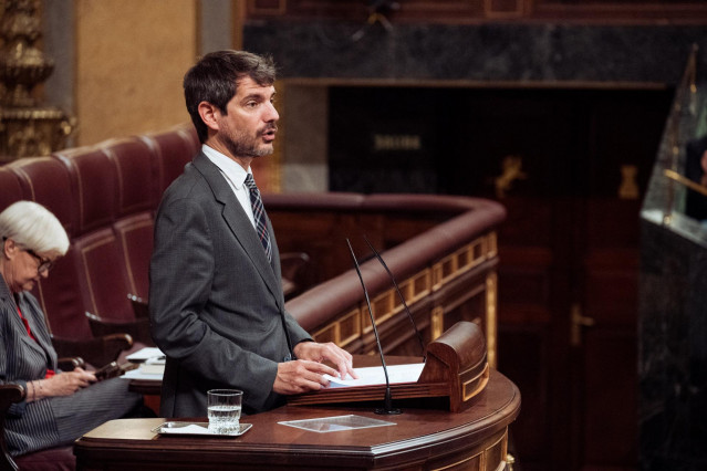 Archivo - El ministro de Cultura, Ernest Urtasun, interviene durante un pleno en el Congreso de los Diputados, a 13 de junio de 2024, en Madrid (España).