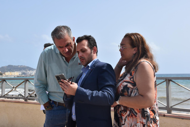 El diputado de Vox Javier Ortega Smith, este domingo en Ceuta mirando el móvil del presidente de Vox Ceuta, Juan Sergio Redondo.