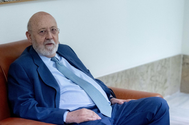 El presidente del Centro de Investigaciones Sociológicas (CIS), José Félix Tezanos, a su llegada a comparecer en Comisión Constitucional del Congreso, a 11 de septiembre de 2024, en Madrid (España). Tezanos comparece hoy en la Cámara Baja a petición del G