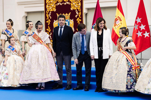 Archivo - El presidente de la Comunidad Valenciana, Carlos Mazón (c), el alcalde de Madrid, José Luis Martínez-Almeida (3d), y la alcaldesa de Valencia, María José Catalá (2d), antes de la mascletà madrileña