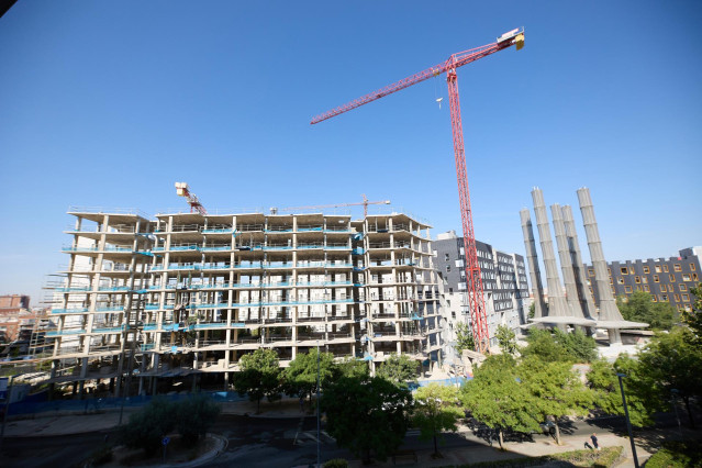 Archivo - Construcción de un bloque de pisos en la comunidad de Madrid.