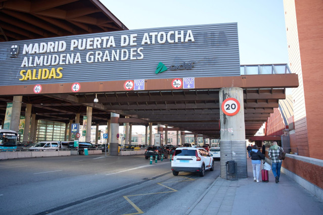 Archivo - Varios taxis esperan en la estación de Puerta de Atocha-Almudena Grandes, a 7 de enero de 2024, en Madrid