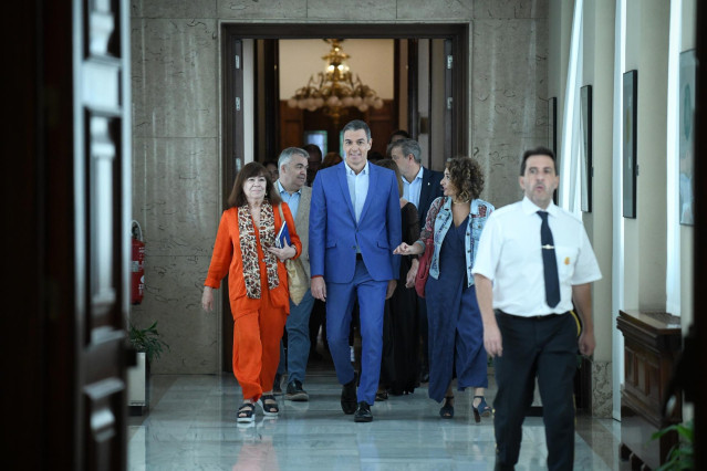 (I-D) La presidenta del PSOE, Cristina Narbona, el presidente del Gobierno, Pedro Sánchez y la vicesecretaria general del PSOE, vicepresidenta primera, María Jesús Montero, llegan a  la reunión interparlamentaria socialista