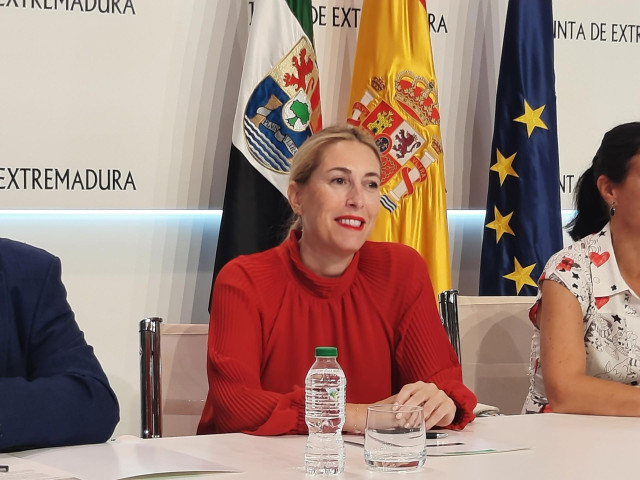 La presidenta de la Junta de Extremadura, María Guardiola, en rueda de prensa en Mérida para la firma de un programa sobre empleo autónomo