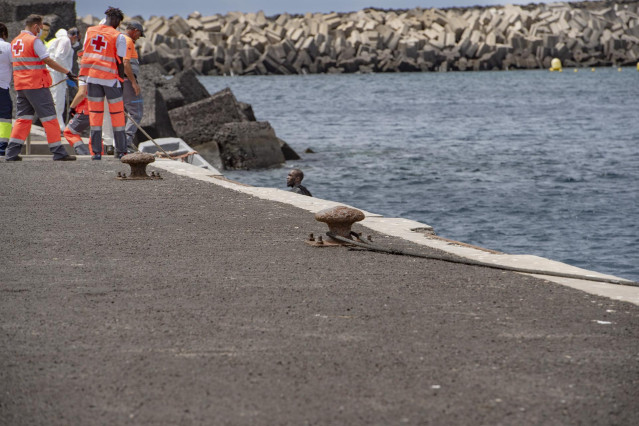 Los servicios sanitarios atienden a los migrantes llegados en cayuco al puerto de La Restinga, a 14 de septiembre de 2024, en El Hierro, Canarias (España). Se trata de la segunda embarcación que llega hoy a la isla de El Hierro. Contaba con 28 inmigrantes