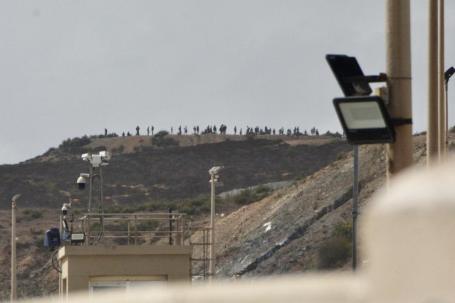 Imagen de este pasado domingo de la frontera del Tarajal, en Ceuta, que se cerró de forma intermitente la frontera que separa la ciudad autónoma de Marruecos