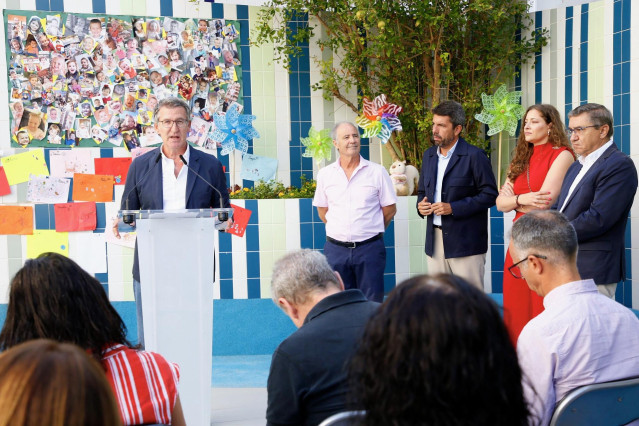 El presidente del Partido Popular, Alberto Núñez Feijóo, realiza una intervención ante los medios de comunicación junto al presidente del PPCV, Carlos Mazón, y la vicesecretaria de Sanidad y Educación del partido, Ester Muñoz, durante su visita a una escu