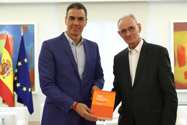 (I-D): El Presidente Del Gobierno, Pedro Sánchez, Y El Presidente Del CES, Antón Costas. El Presidente Del Gobierno Recibe La Memoria Del CES Sobre La Situación Socioeconómica Y Laboral De España 2023 Este Lunes 16 De Septiembre En Madrid.