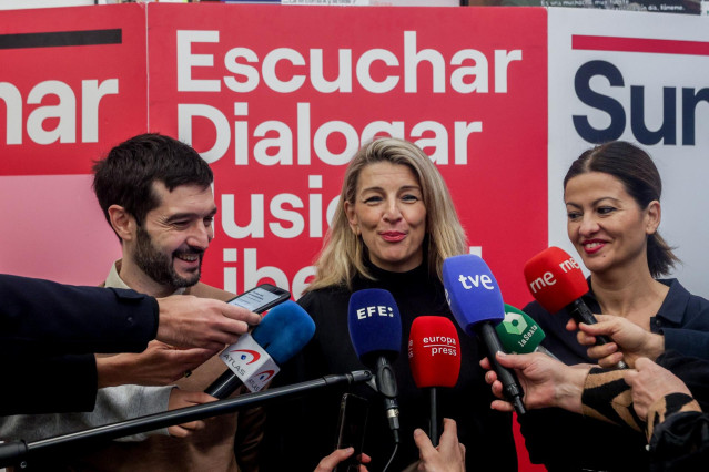 Archivo - (I-D) El ministro de Derechos Sociales, Consumo y Agenda 2030, Pablo Bustinduy, la vicepresidenta segunda y ministra de Trabajo y Economía Social y líder de Sumar, Yolanda Díaz, y la ministra de Juventud e Infancia, Sira Rego, atienden a los med