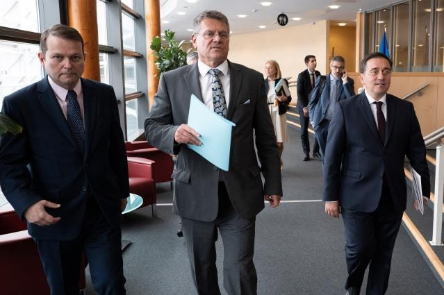 Archivo - El vicepresidente de la Comisión Europea Maros Sefcovic (c), y el ministro de Asuntos Exteriores, Unión Europea y Cooperación, José Manuel Albares (1d), a su llegada a una nueva sesión negociadora del acuerdo UE-Reino Unido sobre Gibraltar
