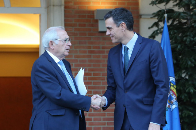 Archivo - El presidente del Gobierno, Pedro Sánchez, recibe al presidente de Melilla, Juan José Imbroda.
