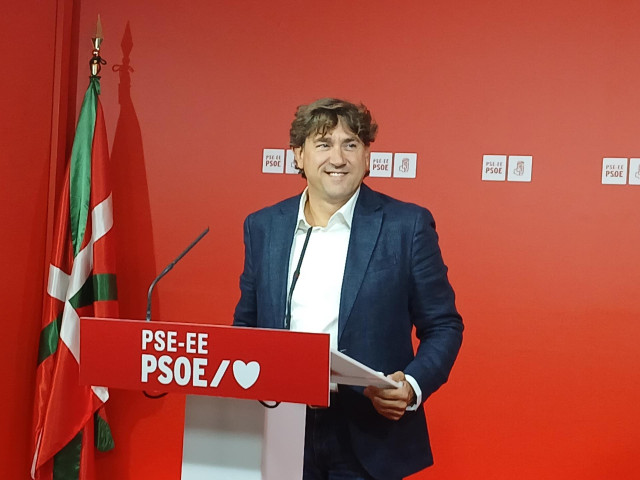 El secretario general del PSE-EE, Eneko Andueza, en una rueda de prensa en Bilbao.