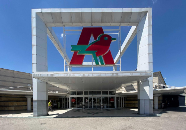 Archivo - Entrada a una tienda de Alcampo en Alcorcón