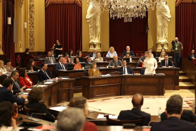 Archivo - La presidenta del Govern, Marga Prohens, responde a las preguntas de la oposición en el Parlament.