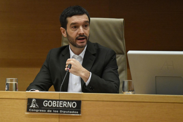 Archivo - El ministro de Derechos Sociales, Consumo y Agenda 2030, Pablo Bustinduy, durante la Comisión de Derechos Sociales y Consumo, en el Congreso de los Diputados, a 26 de enero de 2024, en Madrid (España).