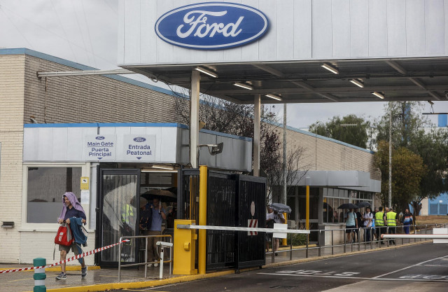 Archivo - Varios trabajadores en la fábrica de Ford, a 12 de junio de 2024, en Almussafes, València, Comunidad Valenciana (España).