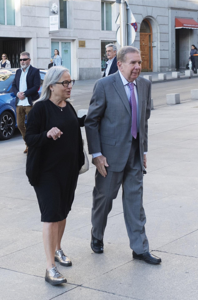 El opositor venezolano Edmundo González, llega una reunión con el presidente del PP, en el Congreso de los Diputados, a 17 de septiembre de 2024, en Madrid (España).