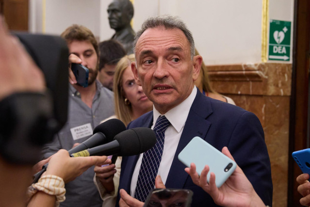 El portavoz parlamentario de IU y diputado de Sumar, Enrique Santiago, atiende a los medios de comunicación durante una sesión plenaria en la Cámara Baja, a 17 de septiembre de 2024, en Madrid (España).