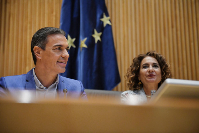 El presidente del Gobierno, Pedro Sánchez y la vicepresidenta primera del Gobierno y ministra de Hacienda, María Jesús Montero, en el Congreso de los Diputados, a 16 de septiembre de 2024, en Madrid (España).