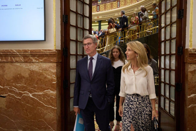 El presidente del PP, Alberto Núñez Feijóo y la diputada del PP Cayetana Álvarez de Toledo a su salida de una sesión plenaria en la Cámara Baja, a 17 de septiembre de 2024, en Madrid (España). El Pleno del Congreso debate hoy la proposición de ley de Suma
