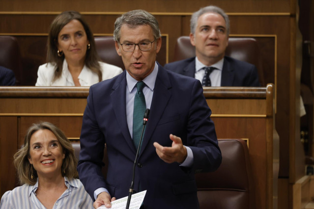 El presidente del PP, Alberto Núñez Feijóo, interviene durante una sesión de control al Gobierno, en el Congreso de los Diputados, a 18 de septiembre de 2024, en Madrid (España). Durante la sesión de control, el PP, Vox y ERC hacen preguntas sobre cómo af
