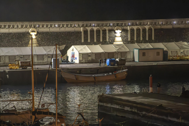 Llegada de un cayuco al puerto de La Restinga, a 15 de septiembre de 2024, en El Hierro.