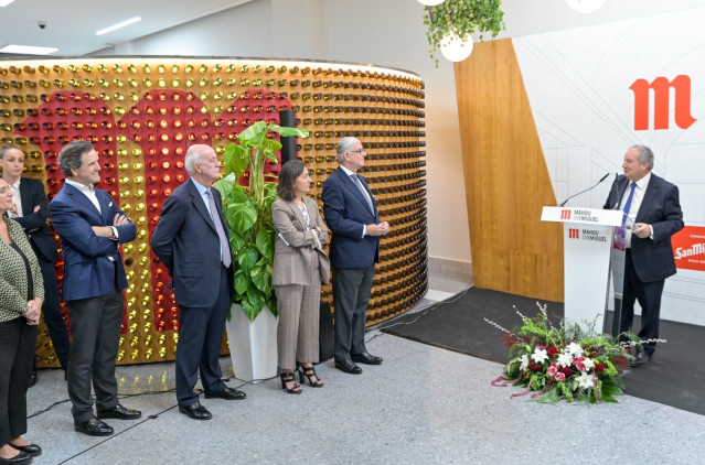 El ministro de Industria y Turismo, Jordi Hereu, en la planta de Mahou en Alovera