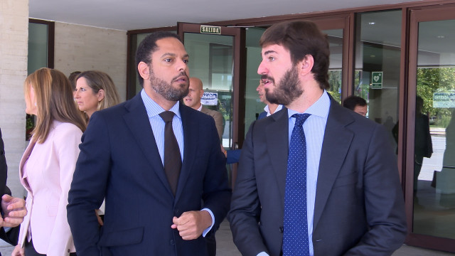 El secretario general de Vox, Ingacio Garriga, y el portavoz de Vox en las Cortes de Castilla y León, Juan García-Gallardo.