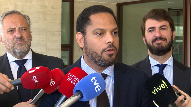 El secretario general de Vox, Ignacio Garriga, junto al presidente de las Cortes de Castilla y León, Carlos Pollán, y el portavoz de Vox en las Cortes, Juan García-Gallardo.