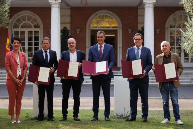 (I-D) La ministra de Inclusión, Elma Saiz; el presidente de Cepyme, Gerardo Cuerva; el líder de CCOO, Unai Sordo; el presidente del Gobierno, Pedro Sánchez; el presidente de CEOE, Antonio Garamendi, y el secretario general de UGT, Pepe Álvarez