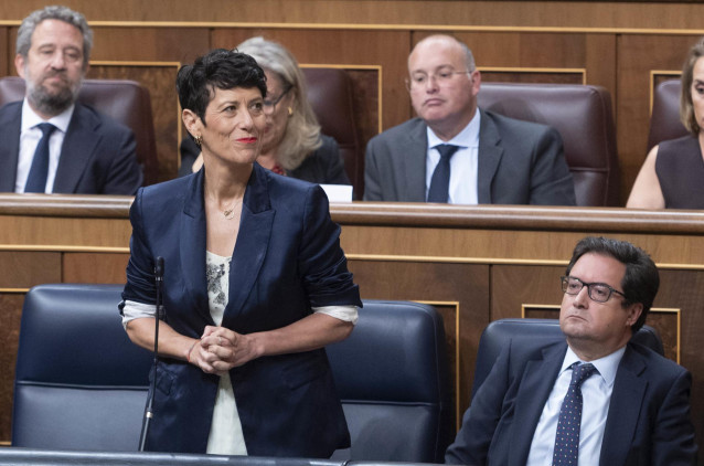 La ministra de Inclusión, Seguridad Social y Migraciones, Elma Saiz, interviene durante una sesión de control al Gobierno, en el Congreso de los Diputados, a 11 de septiembre de 2024, en Madrid (España).