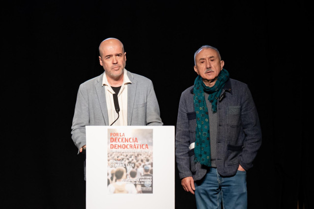 Archivo - El secretario general de CCOO, Unai Sordo (i), y el secretario general de UGT, Pepe Álvarez (d).