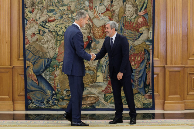 Archivo - El Rey Felipe VI (i), recibe al presidente de Canarias, Fernando Clavijo (d), en el Palacio de la Zarzuela, a 20 de septiembre de 2023, en Madrid (España). Clavijo recuperó el pasado mes de julio la presidencia de Canarias después de cuatro años