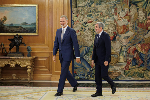 Archivo - El Rey Felipe VI (i) y el presidente de Canarias, Fernando Clavijo (d)