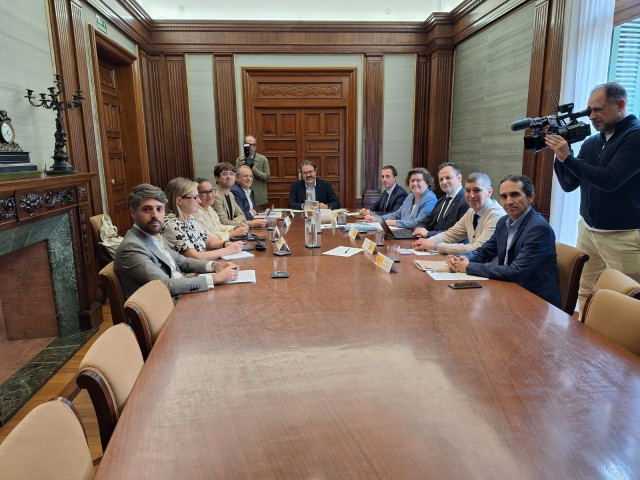 Govern y consells acusan al Estado de no aportar soluciones inmediatas a la crisis de los menores migrantes.
