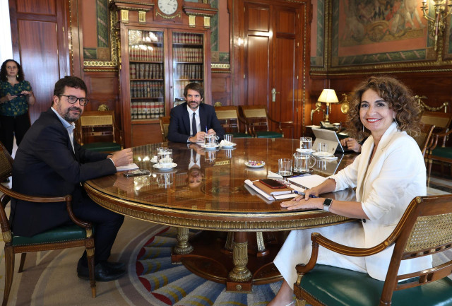La vicepresidenta primera y ministra de Hacienda, María Jesús Montero (1d), y el ministro de Cultura, Ernest Urtasun (2i), durante una reunión , en el Ministerio de Hacienda, a 18 de septiembre de 2024, en Madrid (España).