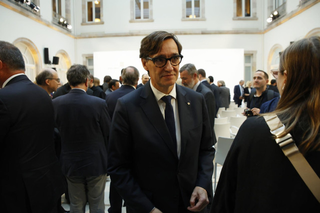 El president de la Generalitat de Cataluña, Salvador Illa , interviene durante el acto de entrega de la Medalla de Honor otorgada por el Parlament de Catalunya a la Abadía de Montserrat, a 10 de septiembre de 2024, en Barcelona, Catalunya (España). El mon